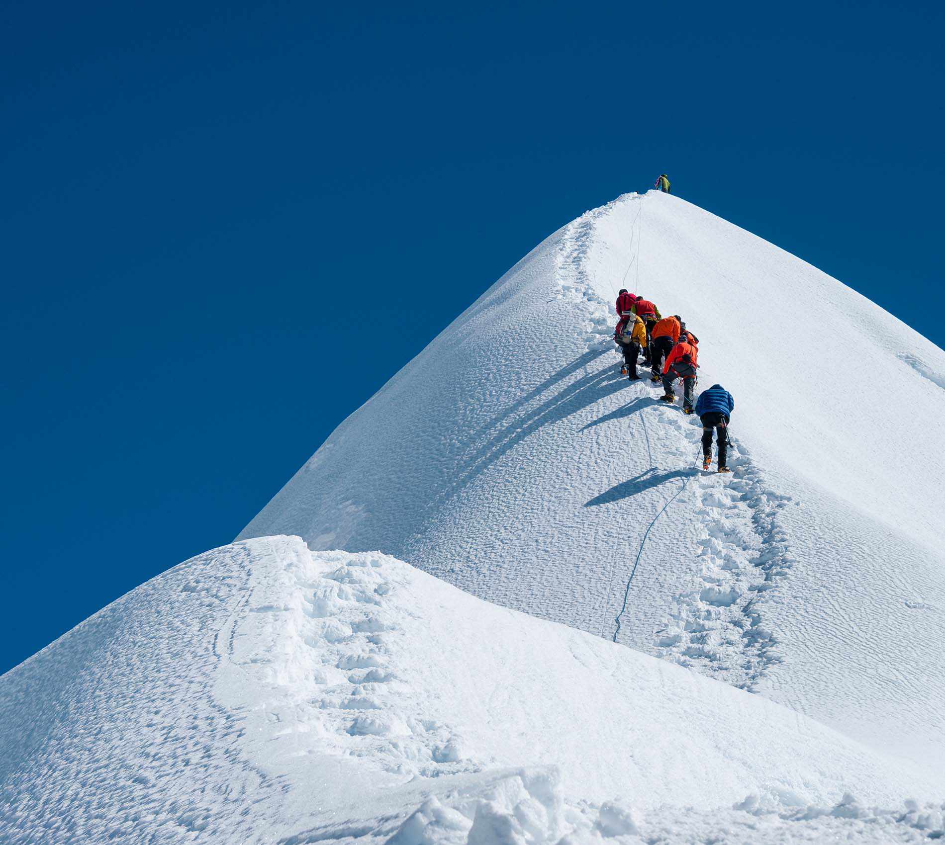 Between sky, sea and mountains: immersion in extreme sports